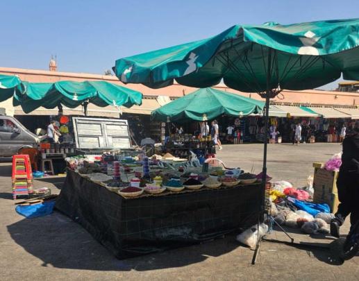 حملة للسلطة المحلية بساحة جامع الفنا بمراكش تسفر عن حجز سلع ومنتوجات معروضة بطرق غير قانونية