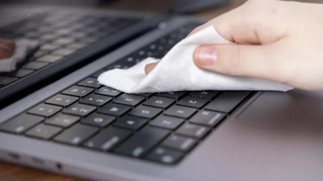 Como limpar o teclado do computador sem danificar as teclas e circuitos