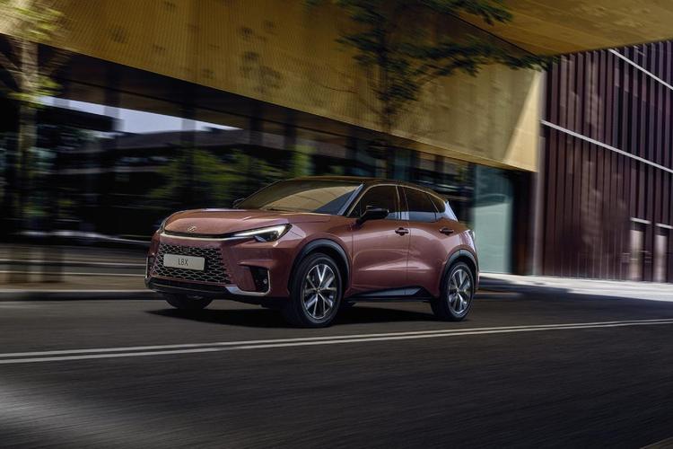 Lexus › LBX ELEGANT 2026: el gran protagonista por precio y equipamiento