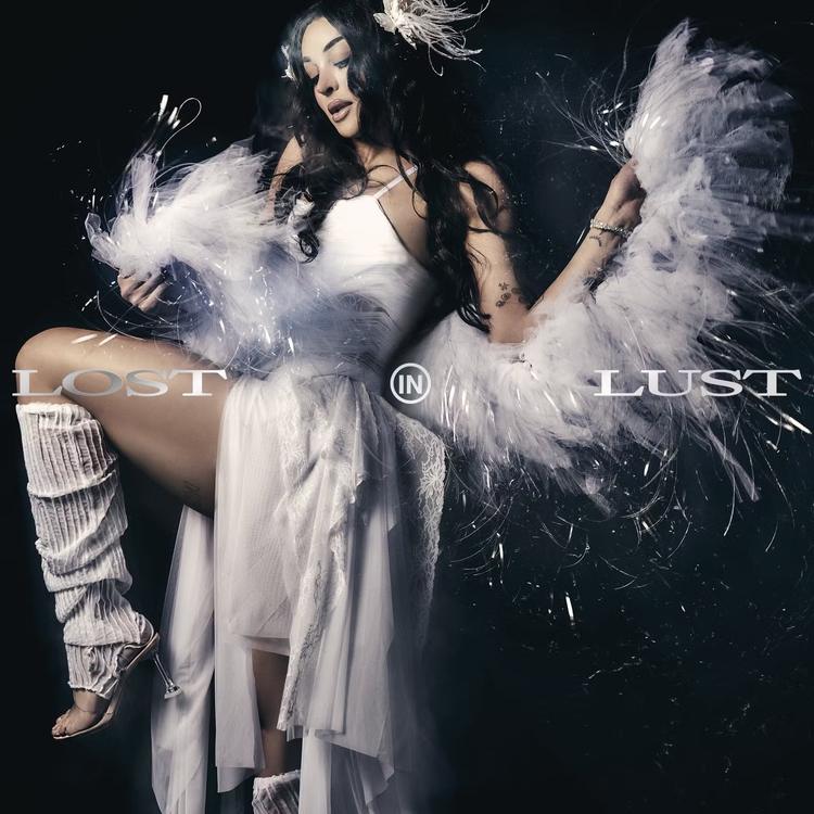 Pabllo Vittar se move sob rastros de luz na foto da capa do álbum 'Lost in lust'