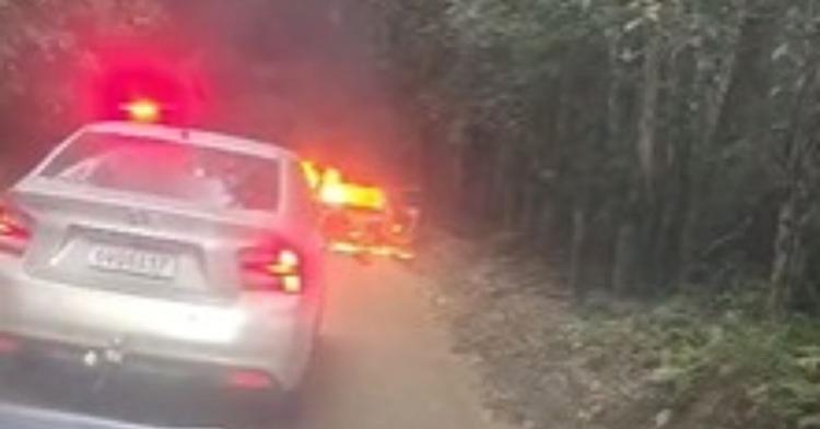 Carro pega fogo no Morro do Encano e bombeiros atuam no combate as chamas