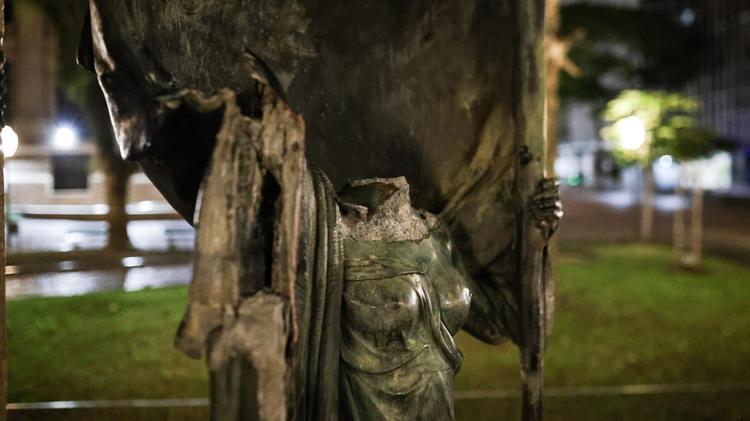 Cabeça é arrancada de estátua no Centro Histórico de Porto Alegre