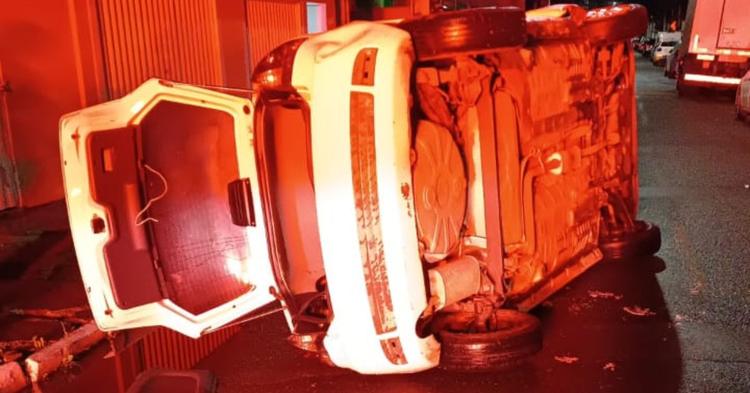 Condutor bêbado capota carro e recusa avaliação médica em Itajaí