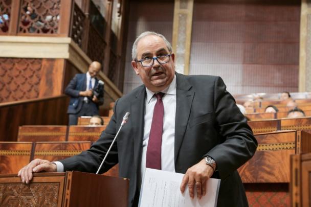 ميداوي يعفي موظفي وزارته من رسوم التوقيت الميسر بالجامعات