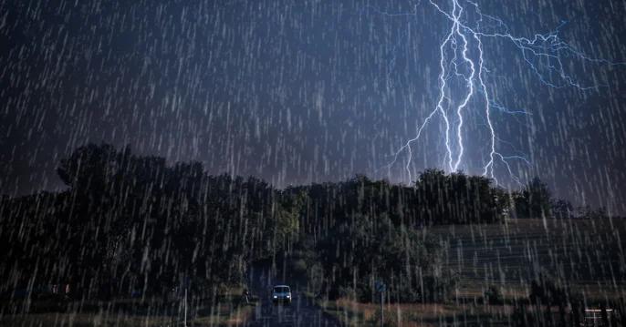 زخات رعدية مع هبات رياح وتساقط البرد بعدد من مناطق المغرب