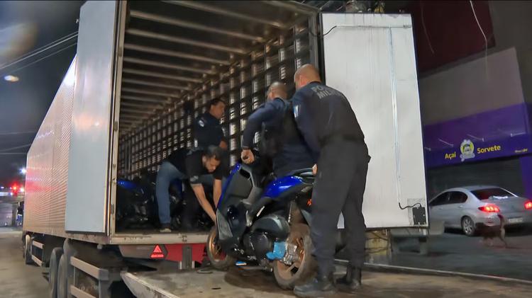 Carreta com 47 motos é roubada na Via Dutra; motorista é levado para a Pedreira e feito refém