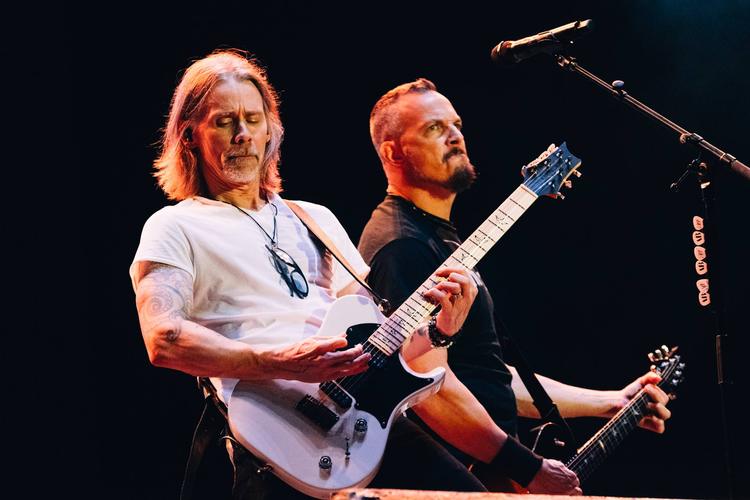 Myles Kennedy e Mark Tremonti durante show do Alter Bridge em São Paulo em 2026 (Foto: Ellen Artie @ellenartie)
