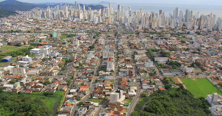Mais de 2 mil árvores são plantadas em Balneário Camboriú em menos de um ano