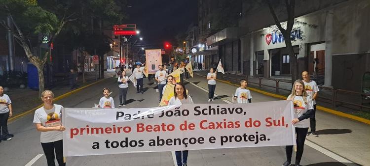 Beato João Schiavo e agricultores de Fazenda Souza presentes no desfile da Festa da Uva