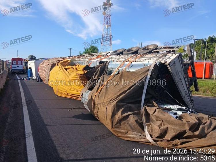 Carreta com perfilado de alumínio tomba e interdita rodovia em Marília