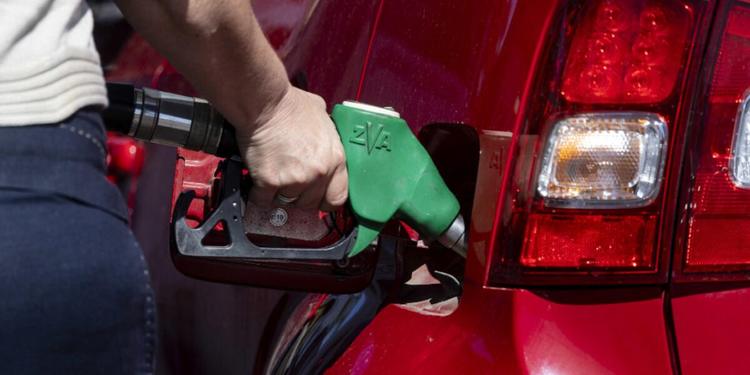 Prezzi carburanti in calo, benzina self a 2,111: col price cap 1,99