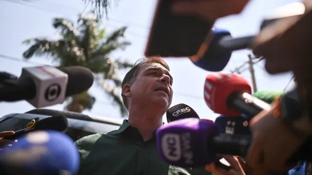 Flávio diz que nomear o pai para cargos "não está no radar"