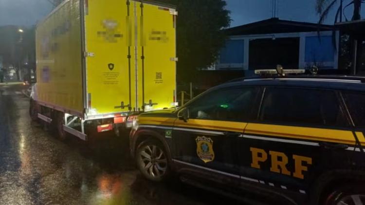 Homem é preso com caminhonete furtada na Via Dutra, em Barra Mansa