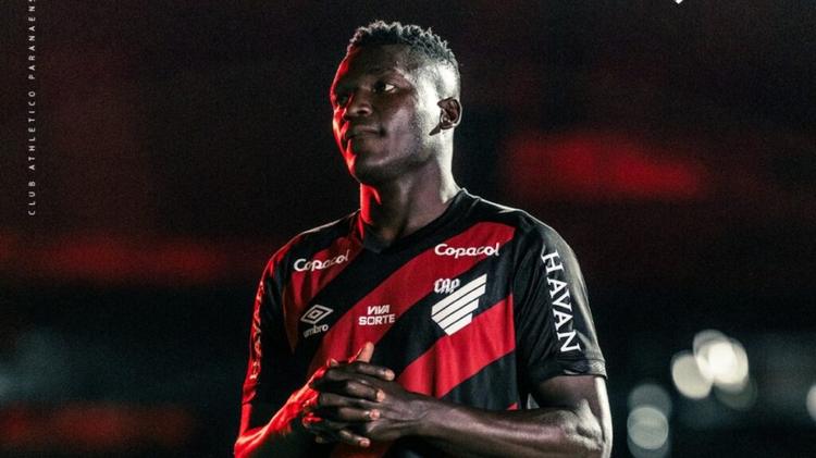 Athletico-PR lança nova camisa para 2026