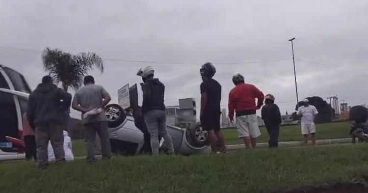 Carro capota na saída da BR-101 para a Marginal Oeste em Balneário Camboriú