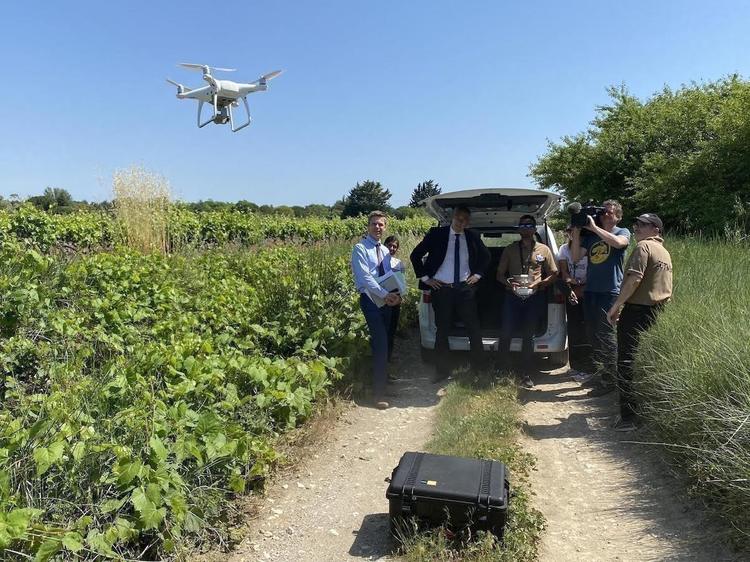 Le préfet de l'Hérault assiste à un repérage de cabanisation par drone 