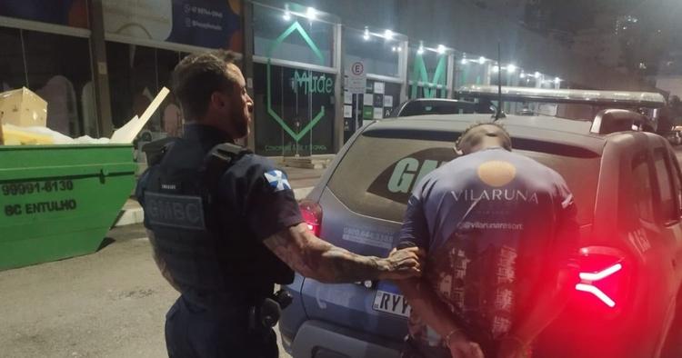 Mulher para viatura da Guarda Municipal e denuncia violência doméstica; companheiro é preso em BC