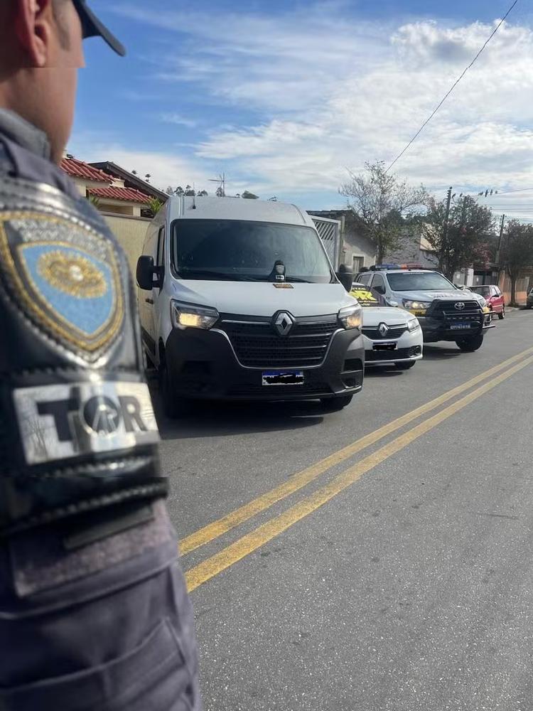 Trio é preso em Guararema após roubar van com carga de R$ 3 milhões e fazer motorista refém