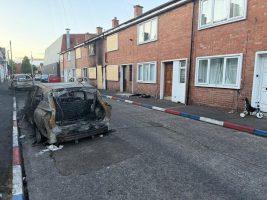 Belfast in fiamme e rivolte anti-immigrazione. I vescovi: “Una società giusta accoglie e combatte il razzismo”
