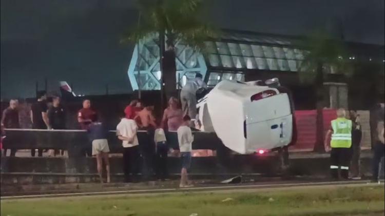 Motorista foge de assalto e fica preso às ferragens após bater carro em mureta de viaduto