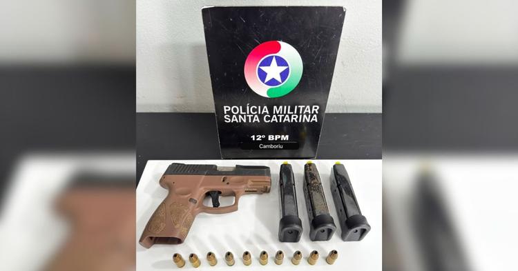 Discussão entre irmãos termina em prisão e apreensão de arma em Camboriú