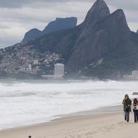 Frio no Rio faz cariocas e turistas tirarem casaco, cachecol e mais do armário