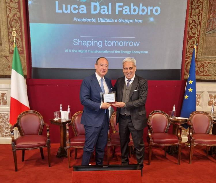 Luca Dal fabbro, Presidente esecutivo Iren e Presidente Utilitalia, premiato "Top Manager 2025" durante la cerimonia di apertura del Master Safe presso la sala della Regina di Palazzo Montecitorio
