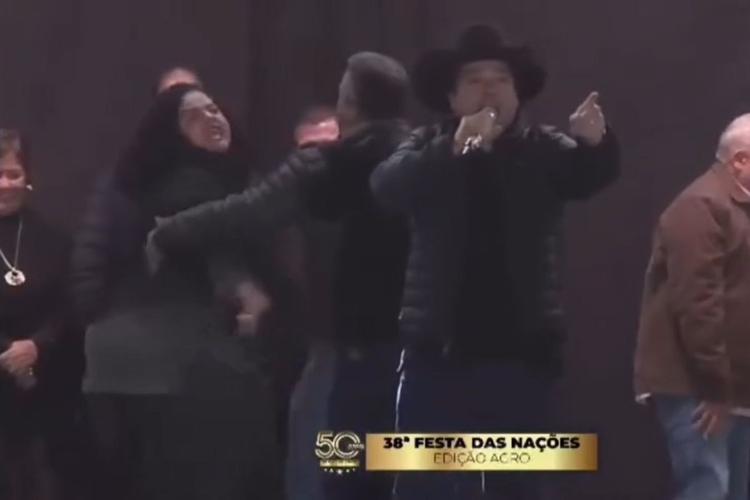 VÍDEO: vereadora do PT tenta tomar microfone e derruba chapéu do 'Gordinho do Bolsonaro'