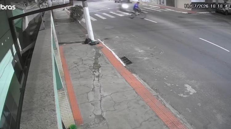 VÍDEO: ciclista morre ao ser atingido por moto em faixa de pedestres no ES; motociclista é socorrido em estado grave