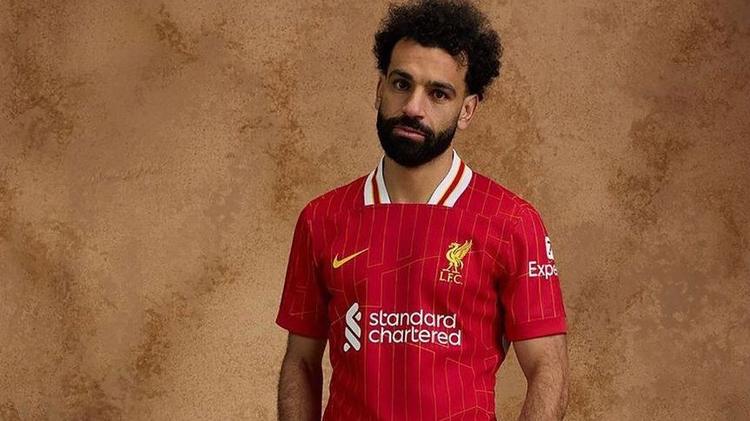 Salah modela playera del Liverpool en medio de futuro incierto