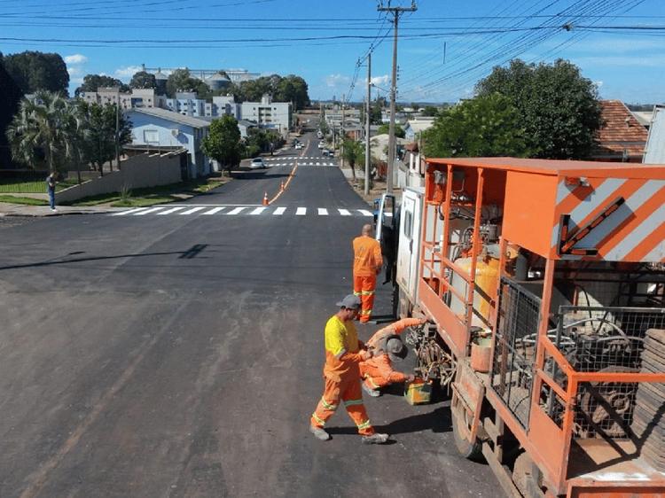 Rua Maria Luiza Nunes recebe etapa de sinalização viária e reforça segurança no trânsito