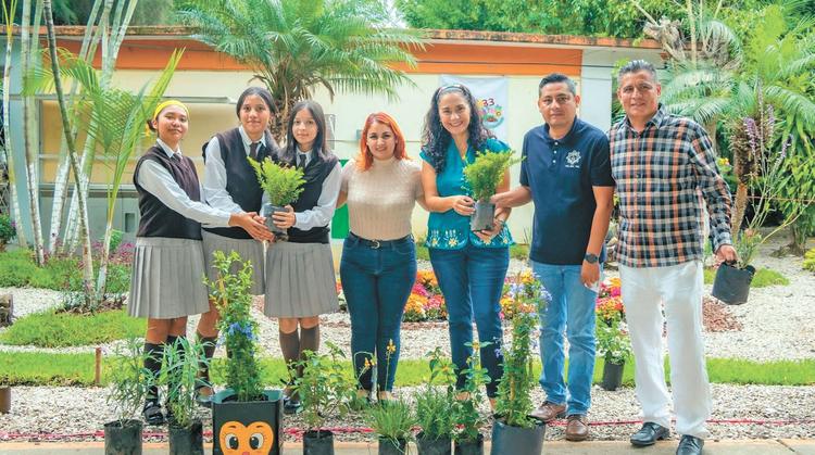 Alumnos de Yautepec crean jardín polinizador para rescatar áreas verdes y salvar abejas