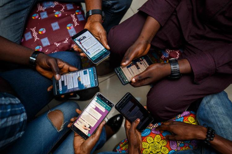Le gouvernement prévoit l'interdiction du téléphone portable au lycée dès la rentrée 2026
