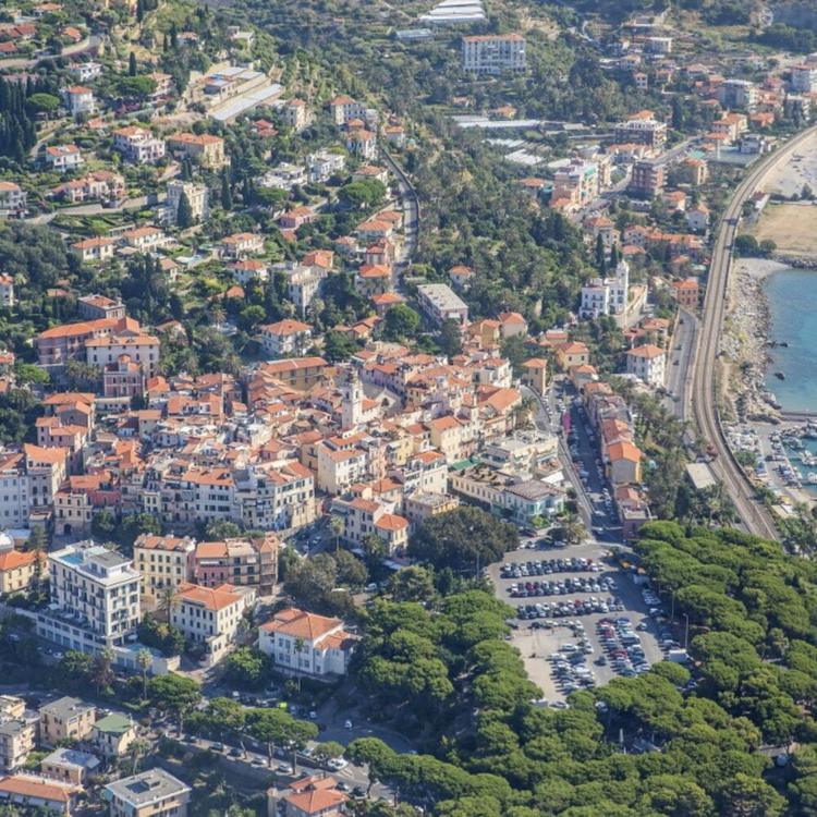 La morte della bimba di due anni a Bordighera, arrestato anche il compagno della madre