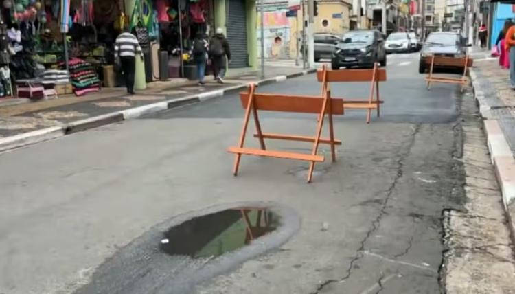 Asfalto afunda e Rua Barão de Jaguara é interditada em Campinas