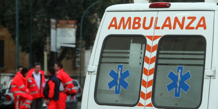 Lecce, perde il controllo dello scooter e si schianta contro un palo: morto 24enne