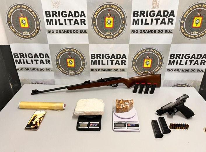Indivíduo é preso com armas e tijolo de cocaína em Caxias
