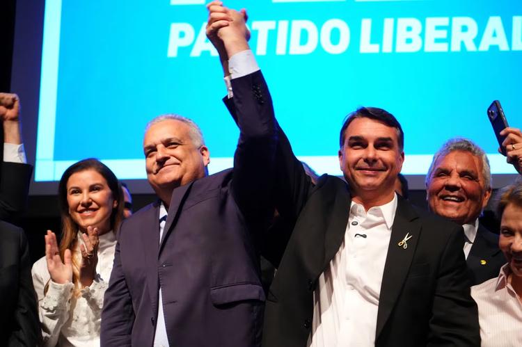 Flávio Bolsonaro declara R$ 8,2 milhões em bens ao TSE; vice informa R$ 565 mil