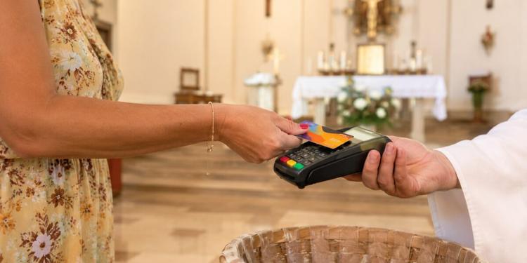Niente più spiccioli a messa: l'offerta in chiesa si farà con il pos