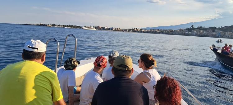 🌊 Onde di Amicizia 💙 Anche quest’anno gli operatori turistici di Giardini Naxos e Taormina hanno promosso l’iniziativa...