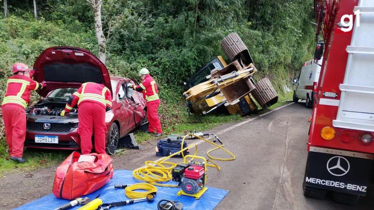 VÍDEO: Retroescavadeira cai de caminhão e atinge carro na BR-116