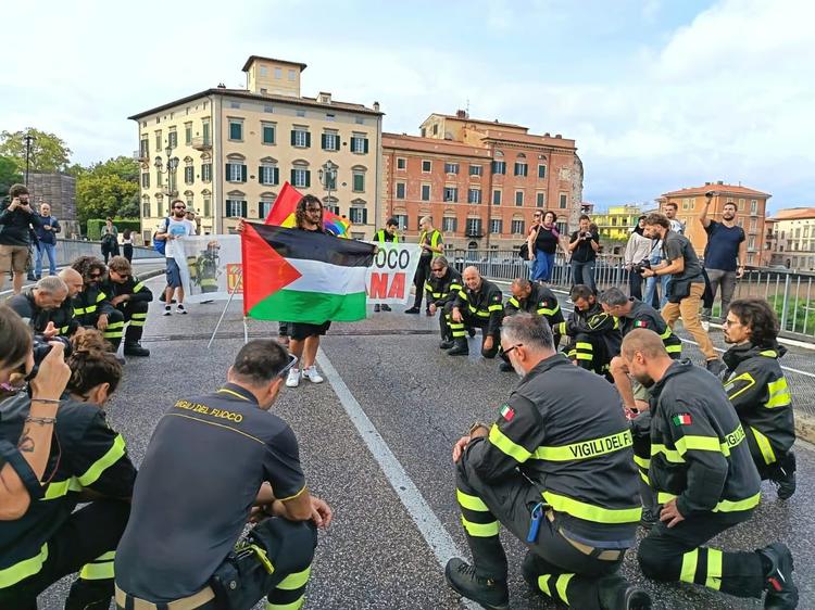 Pompieri in ginocchio per Gaza, ma Viminale contesta: in divisa non potete
