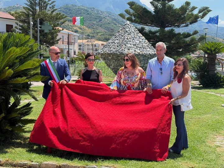 Una panchina può sembrare un semplice arredo urbano. Oggi, a Diamante, è diventata un simbolo. Nell’ambito della XVI edi...