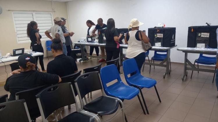VIDEO: Inicia el montaje de las elecciones en la Isla Sint Maarten