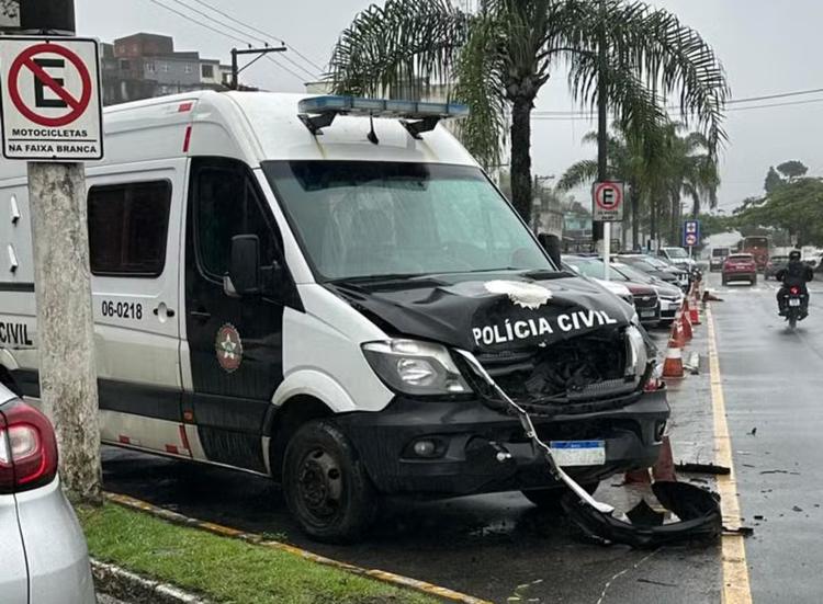 Dois jovens são presos após baterem de carro em viatura da Polícia Civil em Angra dos Reis