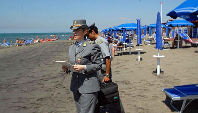 Varcaturo, lotta agli abusi: nel mirino quattro stabilimenti balneari. Scattano i sequestri