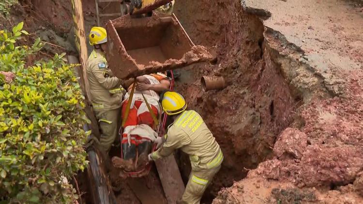 Trabalhador é resgatado com ajuda de retroescavadeira depois de acidente em obra de Curitiba