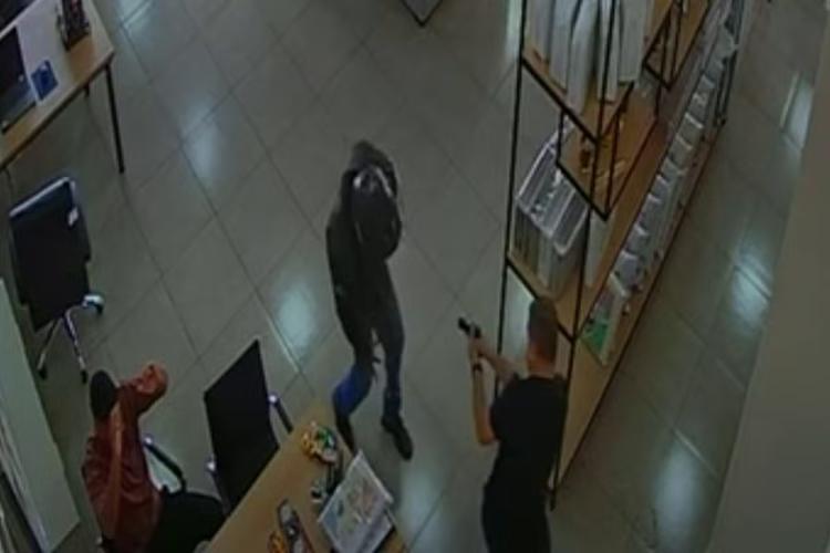 VÍDEO mostra troca de tiros que matou assaltante de loja de colchões em Sumaré