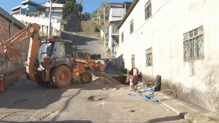 Imóvel é interditado pela Defesa Civil após rompimento de adutora da Copasa em BH