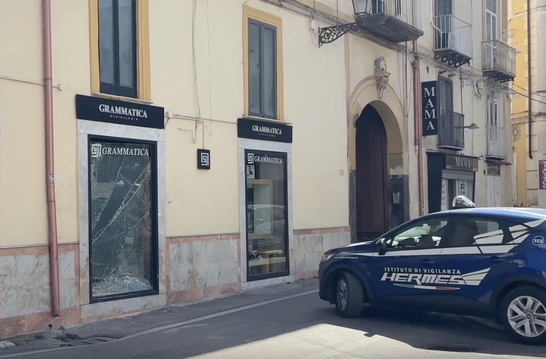 Tentato furto in gioielleria ad Aversa, indagini in corso per risalire alla banda